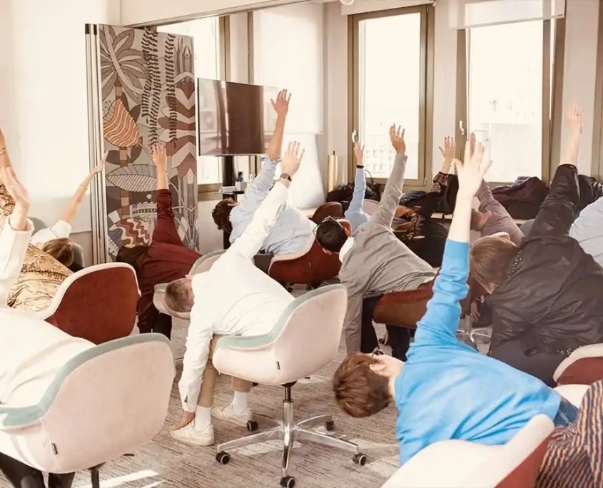 Yoga De Escritorio; Clases De Estiramientos En Silla